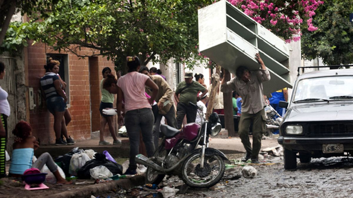 Tras los saqueos y los dos muertos en Tucumán, la policía reprimió a ...