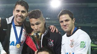 El Burrito Martínez junto a Paolo Guerrero, autor del gol de Corinthians en la final Intercontinental de 2012. PSG es el decimotercer equipo europeo en ganar la Copa en forma consecutiva.&nbsp;