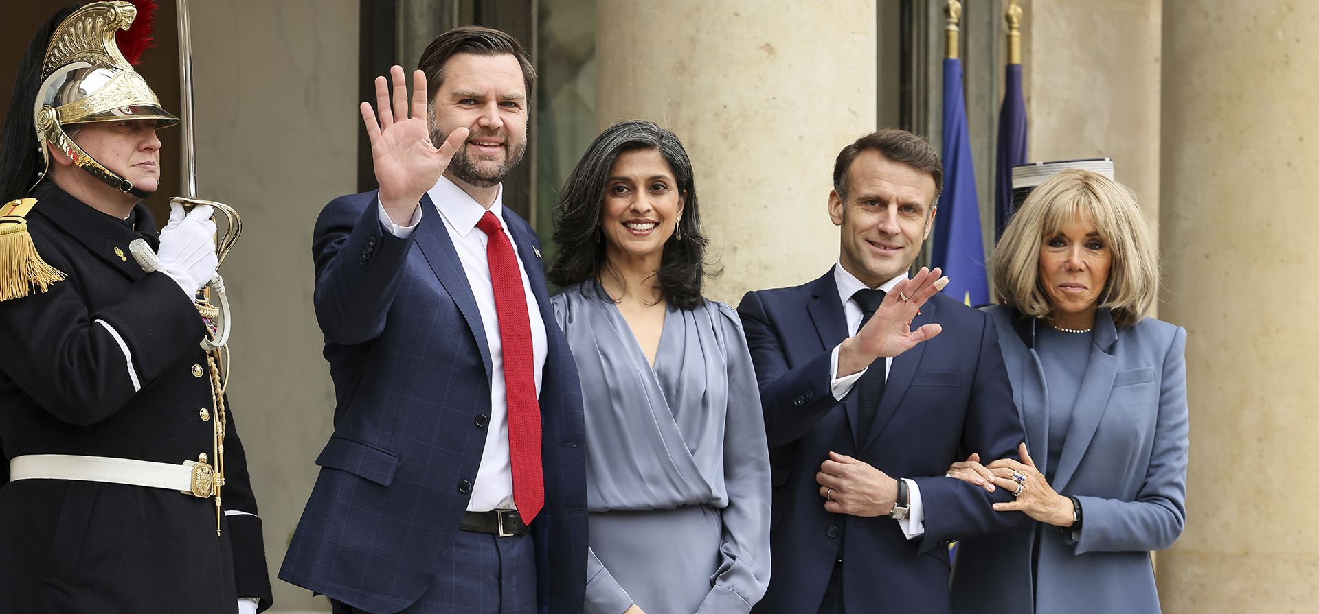 El presidente francés, Emmanuel Macron y Brigitte Macron posan para una foto grupal con el vicepresidente de Estados Unidos, J. D. Vance, y la segunda dama, Usha Vance, durante su llegada para un almuerzo de trabajo en el Palacio del Elíseo durante un evento al margen de la Cumbre de Acción sobre Inteligencia Artificial en París, el martes 11 de febrero de 2025. (Foto AP/Thomas Padilla) El presidente francés, Emmanuel Macron y Brigitte Macron posan para una foto grupal con el vicepresidente de Estados Unidos, J. D. Vance, y la segunda dama, Usha Vance, durante su llegada para un almuerzo de trabajo en el Palacio del Elíseo durante un evento al margen de la Cumbre de Acción sobre Inteligencia Artificial en París, el martes 11 de febrero de 2025. (Foto AP/Thomas Padilla)
