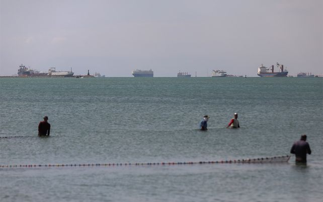 La ardua tarea para desbloquear el canal de Suez
