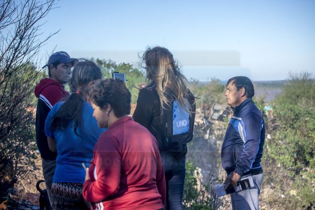 En calle Don Segundo Sombra al final, once familias viven con riesgo de caer al vacío