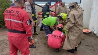 Mar del Plata: el viento voló una sombrilla y se clavó en la pierna del dueño