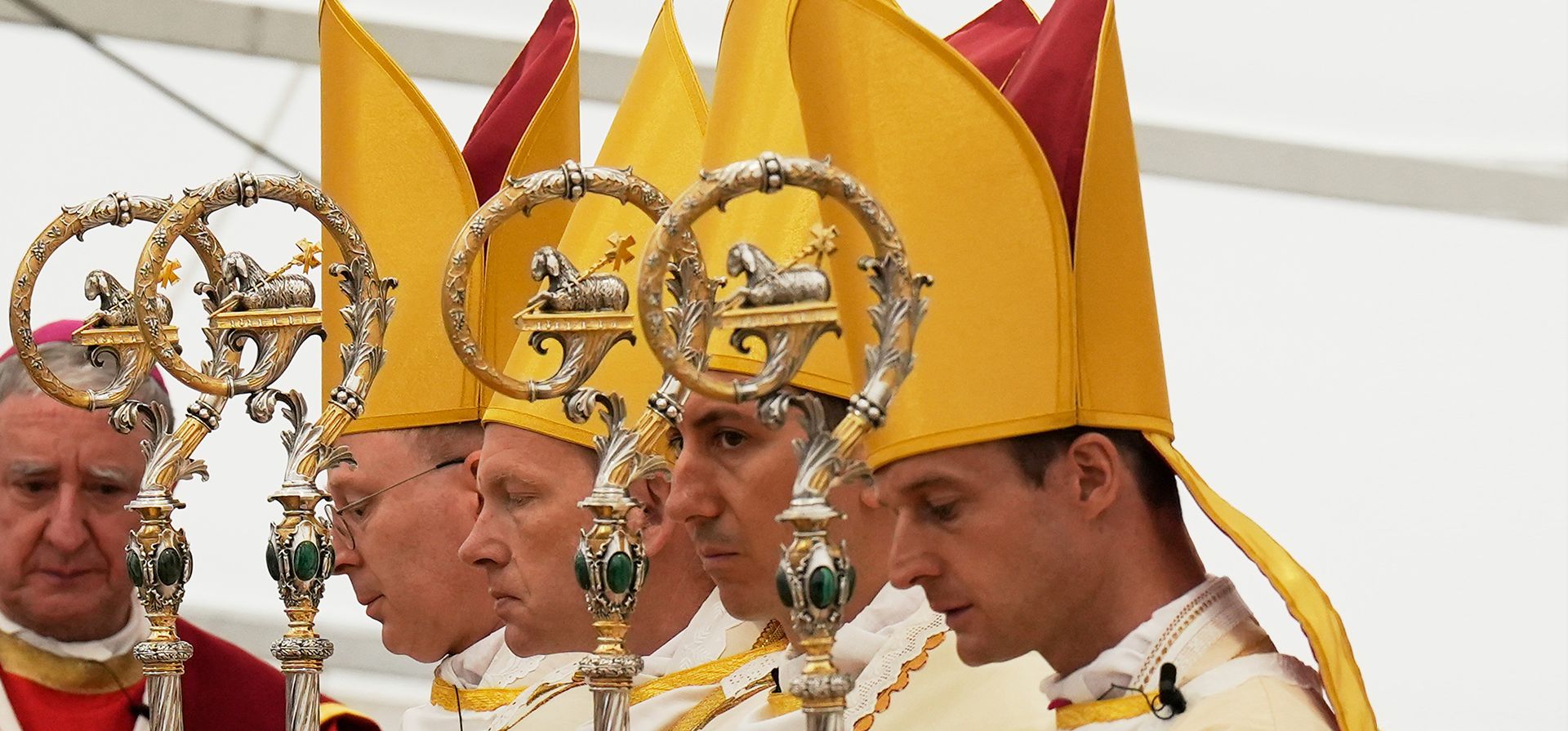 Obispos recién consagrados, con sus mitras y báculos pastorales, rezan al finalizar su ceremonia de consagración en una carpa instalada a las afueras del seminario de la Sociedad de San Pío X en Écone, Suiza, el miércoles 1 de julio de 2026. (Foto AP/Baz Ratner) Obispos recién consagrados, con sus mitras y báculos pastorales, rezan al finalizar su ceremonia de consagración en una carpa instalada a las afueras del seminario de la Sociedad de San Pío X en Écone, Suiza, el miércoles 1 de julio de 2026. (Foto AP/Baz Ratner)