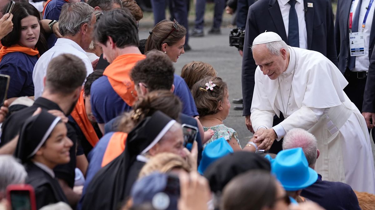El Papa se reunió con sobrevivientes de abusos en Francia y criticó la muerte asistida