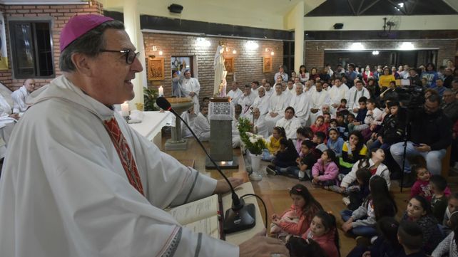 El arzobispo de Rosario durante la misa en la parroquia María Reina