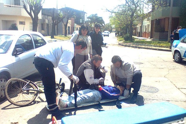 Una menor que circulaba en bicicleta fue embestida por un auto en Bº María Selva