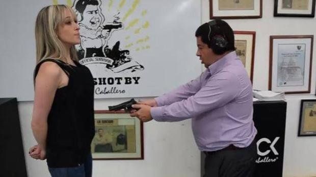 Polémica por un empresario de chalecos antibalas que probó sus productos  disparándole a su esposa