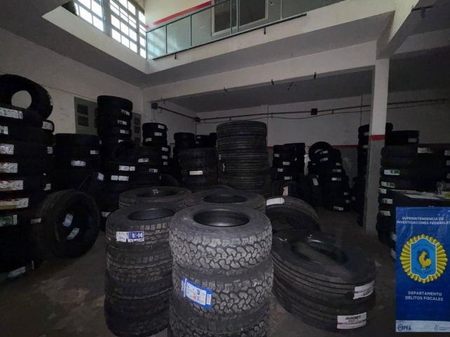 La policía apuntó contra una empresa de encomiendas por el contrabando.