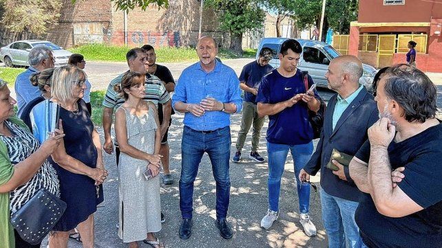 El gobernador Omar Perotti y el ministro de Seguridad Claudio Brilloni conversaron con los vecinos de barrio Francisquito de Rosario