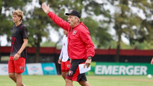 Frank Kudelka trabaja en el predio buscando la mejor versión para poner en cancha ante Gimnasia (M).
