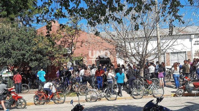 Investigación en marcha tras la denuncia sobre un presunto abuso a un menor en una escuela de Santo Tomé. Padres de alumnos vuelven a manifestarse para exigir justicia y explicaciones. Investigación en marcha tras la denuncia sobre un presunto abuso a un menor en una escuela de Santo Tomé. Padres de alumnos vuelven a manifestarse para exigir justicia y explicaciones.