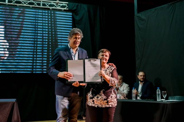 La Pampa Gringa. El intendente de Funes, Roly Santacroce, encabezó el acto de hermanamiento. La concejala funense Ana María Martelli, oriunda de Lanciano, participó de la celebración del acuerdo.