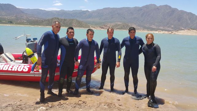 Así es como los buzos de Bomberos rescatan a una víctima en el Dique Potrerillos