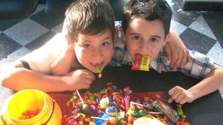 Los ganadores del concurso Mini Hallowen, felices con sus calabazas