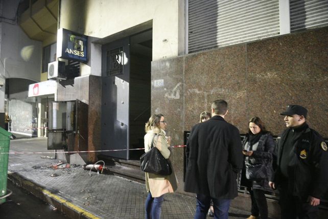 El ingreso al edificio por calle Rioja