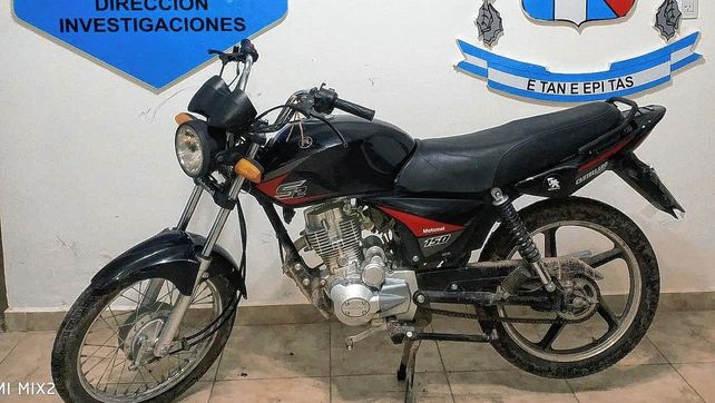 Paraná: quiso huir en una moto robada, por un badén perdió el equilibrio y se cayó