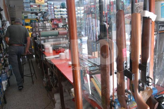 El Renar prohibió la exhibición de armas de fuego en las vidrieras