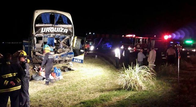 Siete personas resultaron heridas tras el choque de un micro y un camión sobre la autopista.&nbsp;