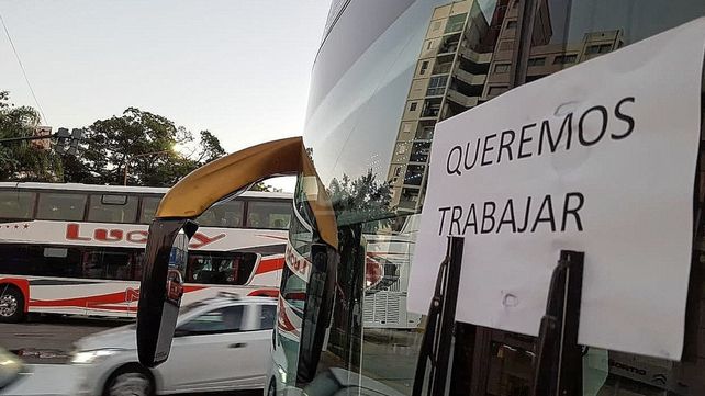 Un grupo de transportistas bloquea el ingreso a la terminal santafesina y calles aledañas 