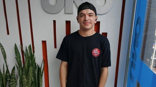 Junior, el flogueiro de Paraná que captura la pasión por los camiones en el Acceso Norte