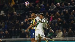 Carlos Quintana evidenció signos de dolor ya en los movimientos precompetitivos. Igual jugó los 90 minutos.