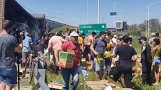 Circunvalación y ruta 34. La policía trata de disuadir a la gente para que no se lleve mercadería del camión siniestrado. Circunvalación y ruta 34. La policía trata de disuadir a la gente para que no se lleve mercadería del camión siniestrado.