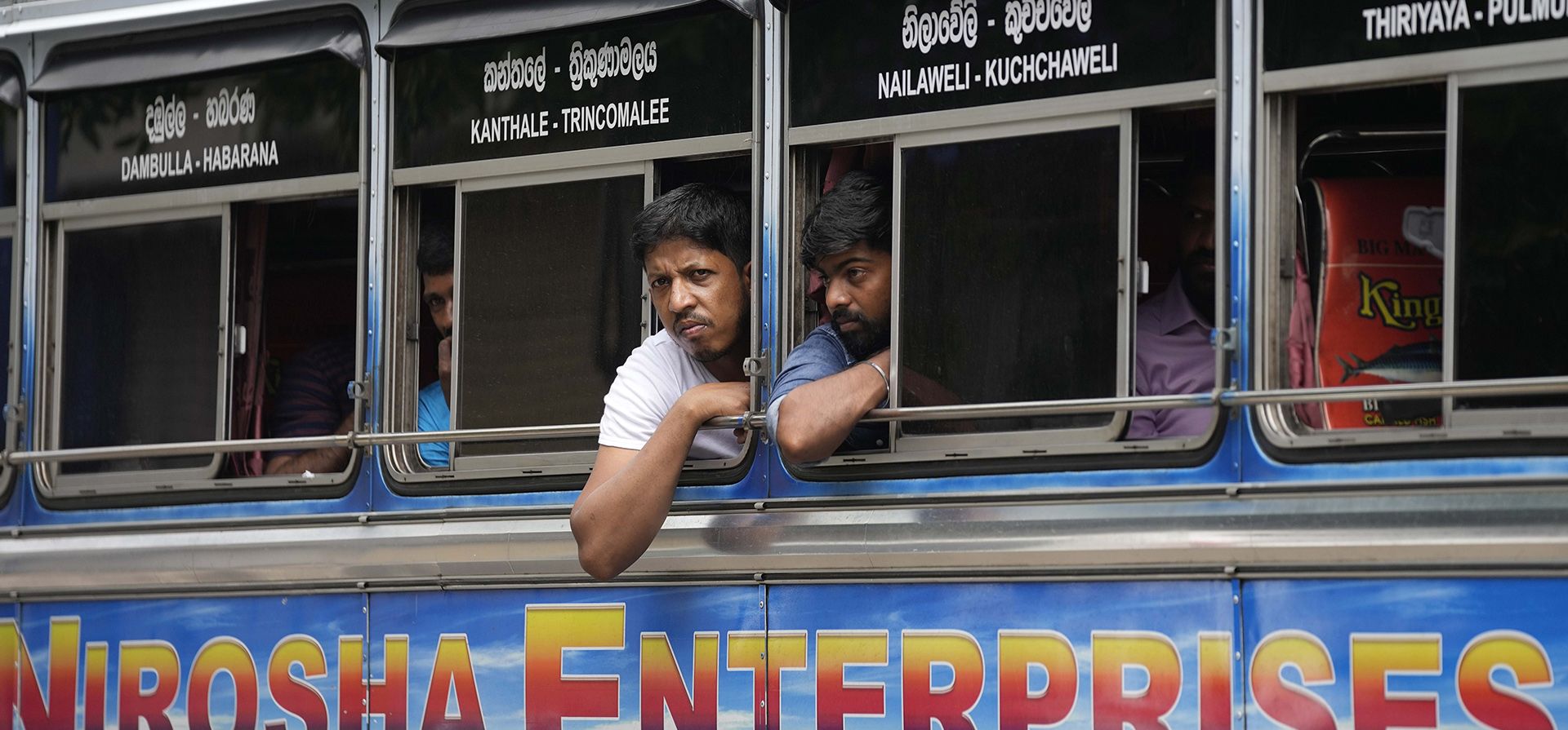 Pasajeros miran desde un autobús después de que manifestantes bloquearan el tráfico cerca de una estación de combustible en Colombo, Sri Lanka, el viernes 24 de junio de 2022. Los habitantes de Sri Lanka han soportado meses de escasez de alimentos, combustible y otras necesidades debido a la disminución de divisas del país. reservas y deuda creciente, empeorada por la pandemia y otros problemas a más largo plazo.