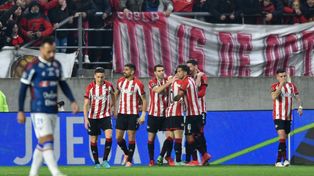 Todo Estudiantes festeja el gol de Castro a los 9, lo que le dio la rápida ventaja sobre Fortaleza para seguir avanzando en la Copa Libertadores.