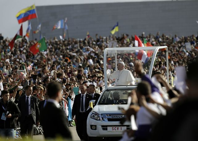 Fervor y multitudes por el Papa y la Virgen de Fátima en su visita a Portugal