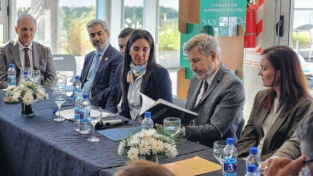 El gobernador Rogelio Frigerio acompañó el recambio de autoridades en la UIER en Paraná.