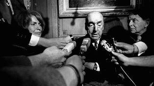 Chile debate si Neruda merece un homenaje o si fue un canalla