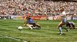 la reaccion de un hombre en estado vegetativo al escuchar el gol de maradona a los ingleses
