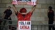 Tensión. Un independentista catalán procura concientizar al mundo sobre el conflicto con una pancarta en inglés. Tensión. Un independentista catalán procura concientizar al mundo sobre el conflicto con una pancarta en inglés.