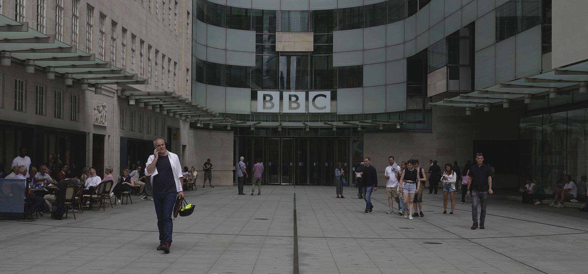 Los miembros de los medios esperan afuera de la sede de la BBC en Londres, el martes 11 de julio de 2023. Detectives británicos se reunieron con representantes de la BBC el lunes por las acusaciones de que un destacado presentador pagó a un adolescente por fotos sexualmente explícitas. Pero la policía dijo que no había abierto una investigación criminal, y un abogado del joven negó que hubiera ocurrido algo inapropiado. (Foto AP/Kin Cheung) Los miembros de los medios esperan afuera de la sede de la BBC en Londres, el martes 11 de julio de 2023. Detectives británicos se reunieron con representantes de la BBC el lunes por las acusaciones de que un destacado presentador pagó a un adolescente por fotos sexualmente explícitas. Pero la policía dijo que no había abierto una investigación criminal, y un abogado del joven negó que hubiera ocurrido algo inapropiado. (Foto AP/Kin Cheung)