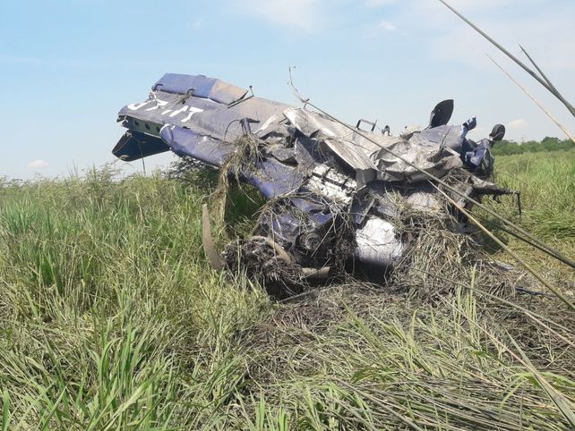 Cayó un avión fumigador y el piloto salvó su vida con una osada maniobra