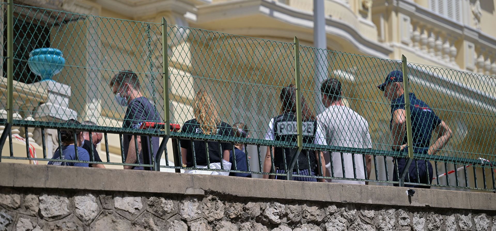 Investigadores examinan el lugar del accidente en el edificio residencial donde un artefacto explosivo hirió gravemente a tres personas el día anterior en Mónaco, el martes 30 de junio de 2026. (Foto AP/Philippe Magoni) Investigadores examinan el lugar del accidente en el edificio residencial donde un artefacto explosivo hirió gravemente a tres personas el día anterior en Mónaco, el martes 30 de junio de 2026. (Foto AP/Philippe Magoni)
