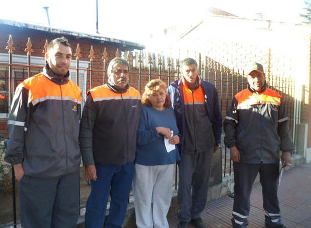 Jubilada mendocina tiró por error ahorros y los encontró con recolectores