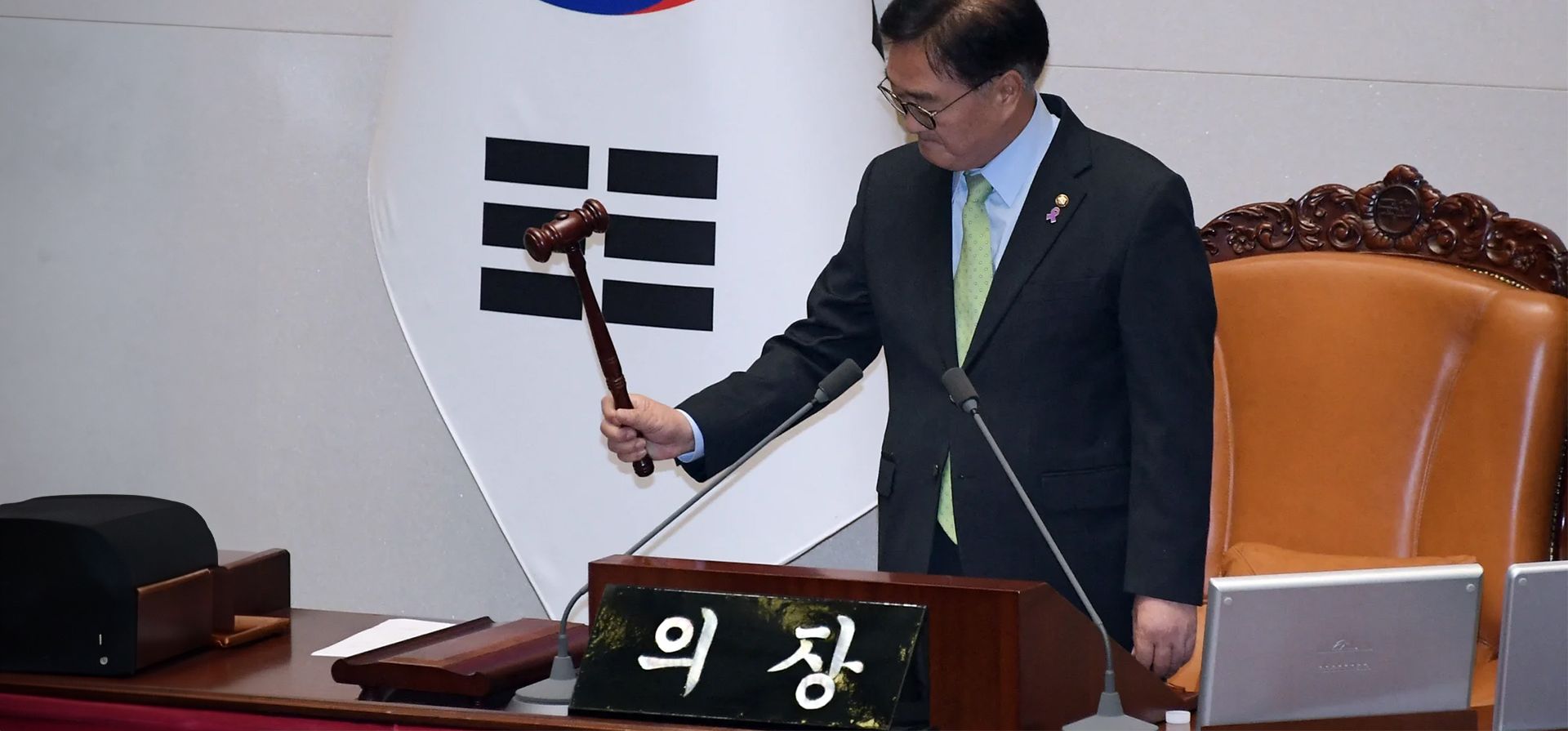 El presidente de la Asamblea Nacional de Corea del Sur, Woo Won-shik, aprueba una resolución que exige el levantamiento inmediato de la ley marcial. Fotografía: YONHAP/AFP/Getty Images El presidente de la Asamblea Nacional de Corea del Sur, Woo Won-shik, aprueba una resolución que exige el levantamiento inmediato de la ley marcial. Fotografía: YONHAP/AFP/Getty Images
