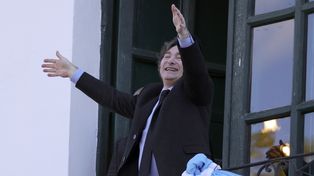 El presidente Javier Milei saludó en Córdoba, desde uno de los balcones del Cabildo, a las personas que se acercaron hasta la plaza San Martín.