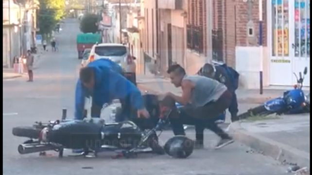 VIDEO: Motociclistas agredieron brutalmente a policías, en Victoria