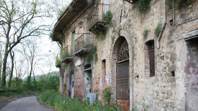 Imágenes de un pueblo fantasma de Italia abandonado tras un terremoto hace 35 años