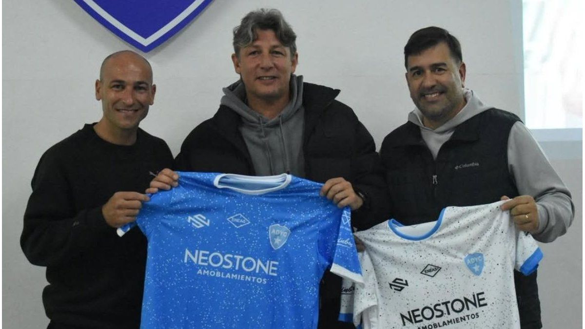 Gabriel Heinze posó con la camiseta de Cultural de Crespo