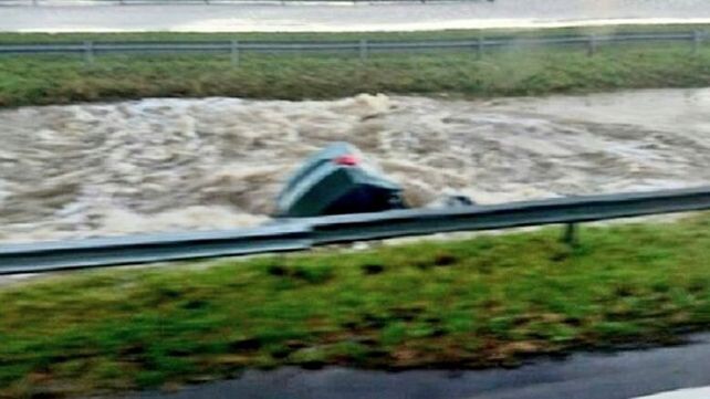 Se cayó un auto a un arroyo y murieron dos personas