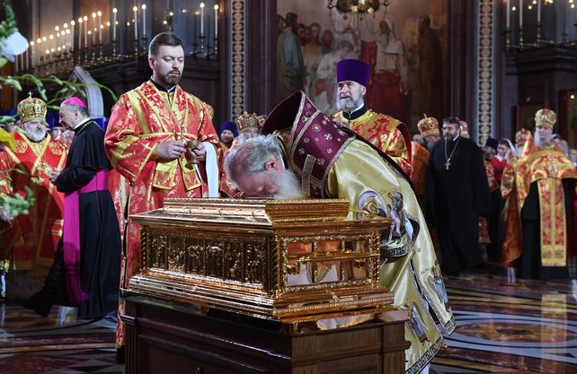 El patriarca Cirilo de Moscú y toda Rusia besando el féretro de San Nicolás de Bari en la Catedral de Cristo Salvador en Moscú. &nbsp;Iliya Pitalev / Sputnik