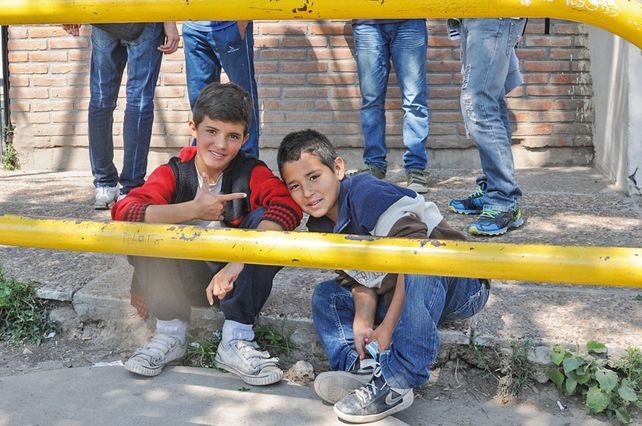 Compinches. Estos dos nenes posaron para el fotógrafo con toda la buena onda.