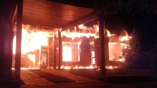 Pueblada en Monte Hermoso con incendio de edificios tras hallar a una chica muerta