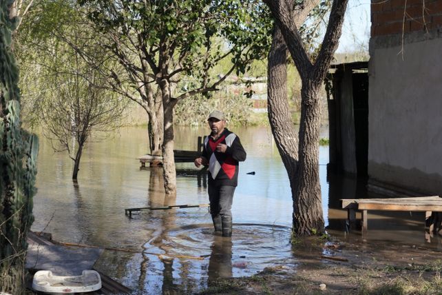 En el río Carcarañá en pleno barrio El Formoseño bajaron un poco las aguas
