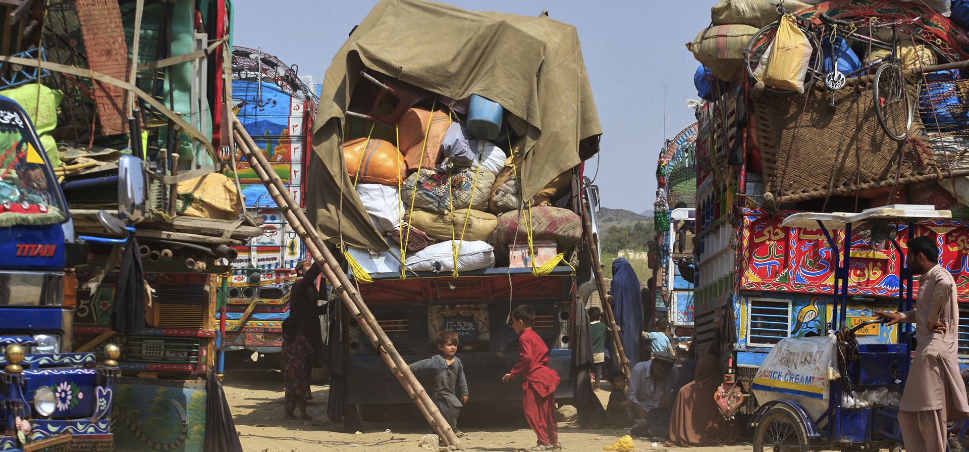 Niños refugiados afganos juegan junto a camiones cargados con las pertenencias de sus familias mientras esperan para regresar a Afganistán, en una carretera en Landi Kotal, Pakistán, el 9 de abril de 2025. (AP Foto/Muhammad Sajjad, archivo) Niños refugiados afganos juegan junto a camiones cargados con las pertenencias de sus familias mientras esperan para regresar a Afganistán, en una carretera en Landi Kotal, Pakistán, el 9 de abril de 2025. (AP Foto/Muhammad Sajjad, archivo)