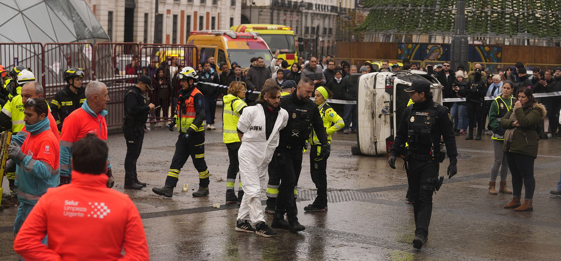 Un activista de Greenpeace es detenido por la policía durante una protesta que simula el efecto de la devastación de los daños de la tormenta DANA y contra la crisis climática causada por los combustibles fósiles, en Madrid, España, el miércoles 29 de noviembre de 2023. (Foto AP/Paul White) Un activista de Greenpeace es detenido por la policía durante una protesta que simula el efecto de la devastación de los daños de la tormenta DANA y contra la crisis climática causada por los combustibles fósiles, en Madrid, España, el miércoles 29 de noviembre de 2023. (Foto AP/Paul White)