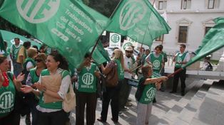 Los estatales irán por un aumento salarial cercano al 23%
